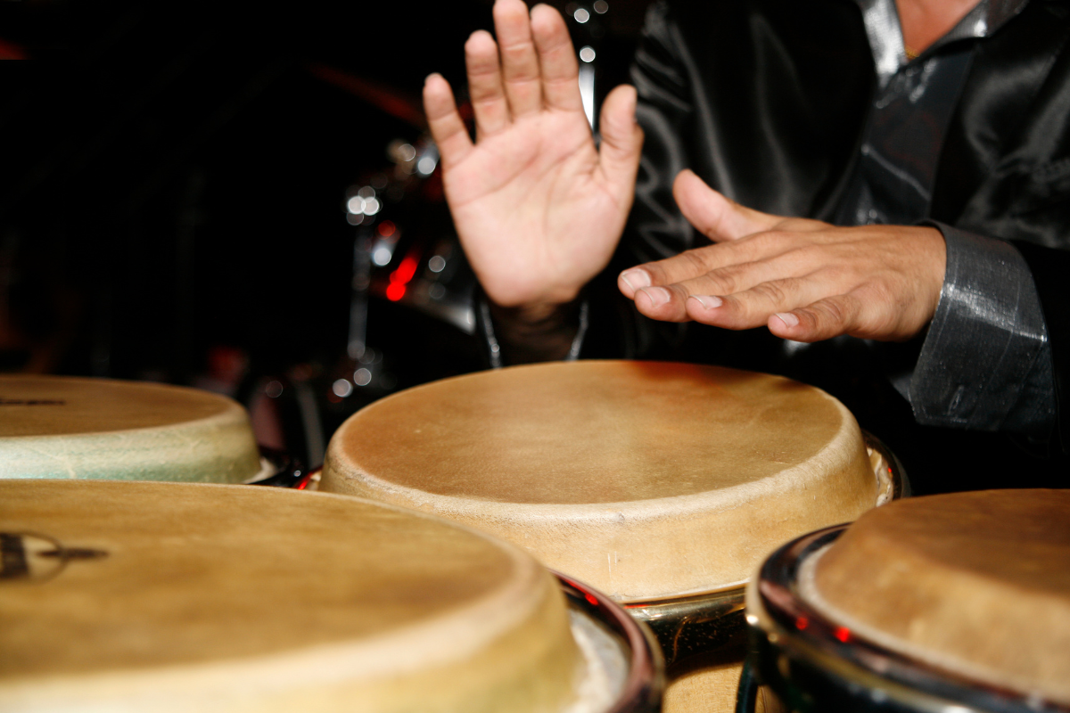 ¿Cuál Es el Nombre de un Instrumento de Percusión Que Se Utiliza en Mucha Música Caribeña y Latina?